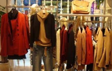 校園創(chuàng)業(yè)新典范 大學(xué)生服裝店線上線下雙管齊下，年入百萬的生意經(jīng)